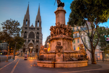 Fototapeta na wymiar rue au lever du jour sur une église dans le centre historique de Marseille en France