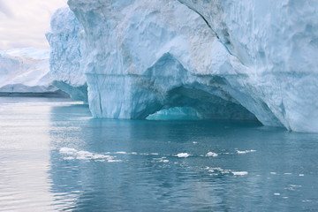 Fototapeta na wymiar Iceberg avec une petite arche