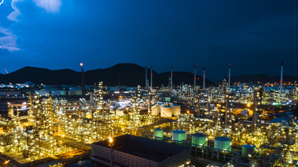 Naklejka premium twilight cityscape zone refinery industry factory and storage tank