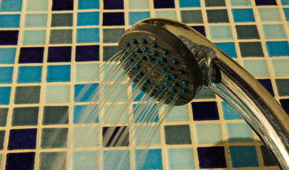 taking a shower is environmentally friendly if the water is closed while soaping up