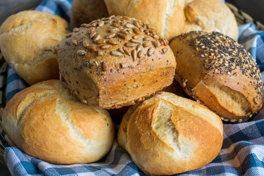 Verschiedene frische Br&ouml;tchen mit K&ouml;rnern im Brotkorb