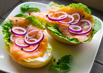geräucherter Lachs mit Salat und roten Zwiebeln auf frischen Brötchen