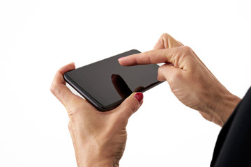 Kobiece dłonie trzymają smartfon, telefon na białym tle