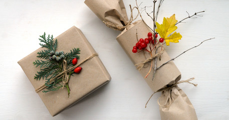 Jahreszeitlich dekorativ verpackte Geschenke, Herbst / Winter, Draufsicht