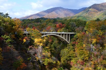 Fototapeta premium 鳴子峡と大深沢橋