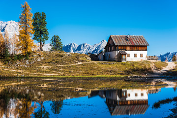 Obraz premium Golden reflections on the Federa lake. Dreamlike Dolomites. Italy