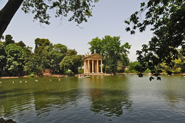 Fototapeta na wymiar Roma, il laghetto del parco di Villa Borghese