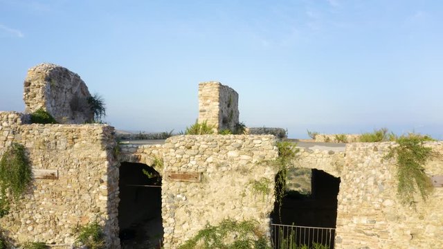 Bovalino Superiore, vista aerea del borgo con la chiesa e il castello, in Calabria.