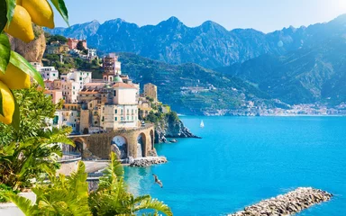 Keuken foto achterwand Mediterraans Europa Kleine stad Atrani aan de kust van Amalfi in de provincie Salerno, regio Campania, Italië. De kust van Amalfi is een populaire reis- en vakantiebestemming in Italië.