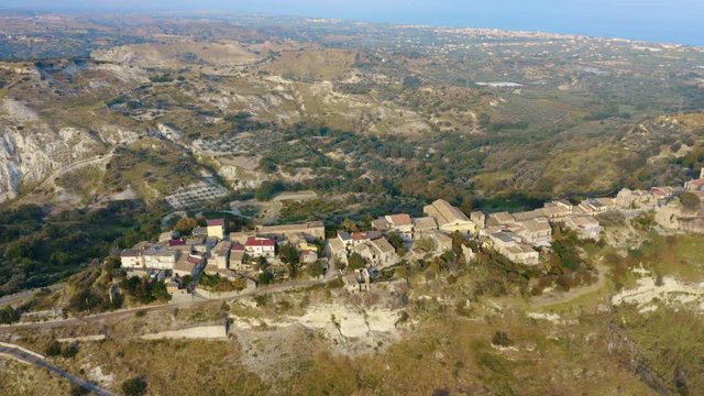 Bovalino Superiore, vista aerea del borgo con la chiesa e il castello, in Calabria.