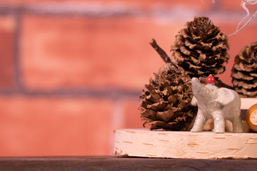 秋に囲まれた豚、象、きのこ