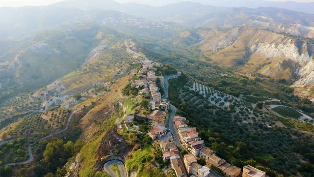 Bovalino Superiore, vista aerea del borgo con la chiesa e il castello, in Calabria.