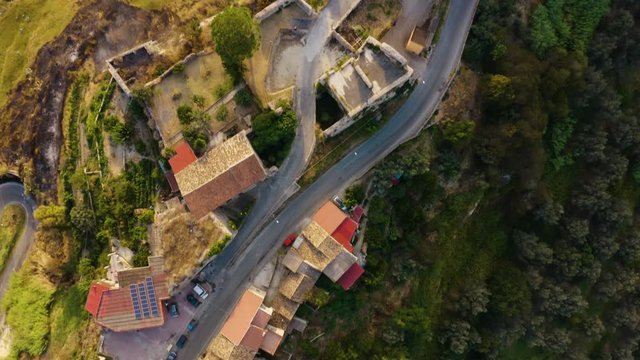 Bovalino Superiore, vista aerea del borgo con la chiesa e il castello, in Calabria.