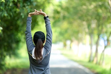 Fototapeten Gesunde Frau, die sich aufwärmt und ihre Arme ausdehnt. Asiatische Läuferin trainiert vor Fitness- und Jogging-Sitzung im Straßennaturpark. Gesundes und Lifestyle-Konzept © freebird7977