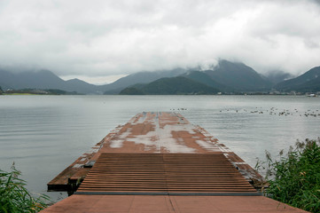 雨上がりの河口湖と桟橋