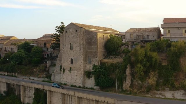 Bovalino Superiore, vista aerea del borgo con la chiesa e il castello, in Calabria.