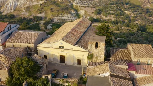 Bovalino Superiore, vista aerea del borgo con la chiesa e il castello, in Calabria.