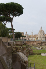 Blick auf die Trajanssäule und Kirche Santa Maria di Loreto, Rom, Italien