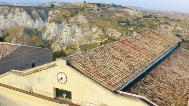Bovalino Superiore, vista aerea del borgo con la chiesa e il castello, in Calabria.