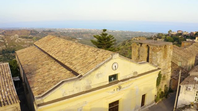 Bovalino Superiore, vista aerea del borgo con la chiesa e il castello, in Calabria.