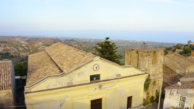 Bovalino Superiore, vista aerea del borgo con la chiesa e il castello, in Calabria.