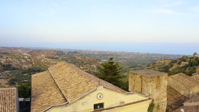 Bovalino Superiore, vista aerea del borgo con la chiesa e il castello, in Calabria.