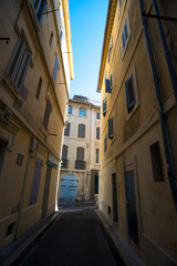 Fototapeta premium Balade dans une rue typique de la vielle ville de Marseille en France