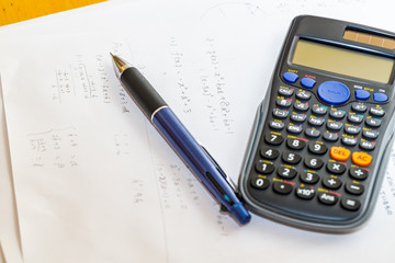 数学の問題とペンと電卓
