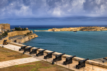 Fototapeta na wymiar Valletta Saluting Battery And Grand Harbour