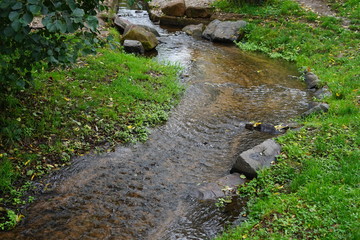 Abwärtsfliessender kleiner Fluss