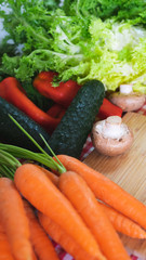 Verduras frescas sobre tabla de madera
