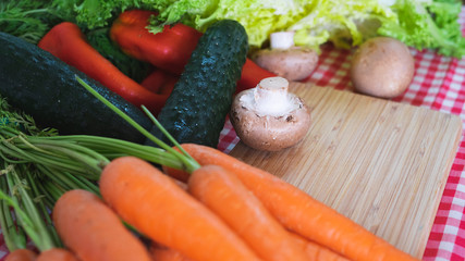 Verduras frescas sobre tabla de madera