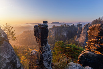 Die Wehlnadel im Elbsandsteingebirge zum Sonnenaufgang