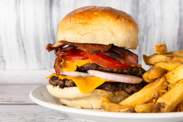 hamburguesa completa con papas fritas