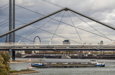 Die Skyline von Düsseldorf vom Medienhafen aus gesehen
