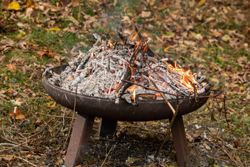 Feuerschale im Garten mit Glut im Herbst