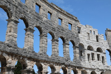 Obraz premium Amphitheater wals against blue sky, Pula, Croatia