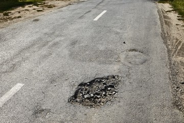 Very bad quality road with potholes, repair needed
