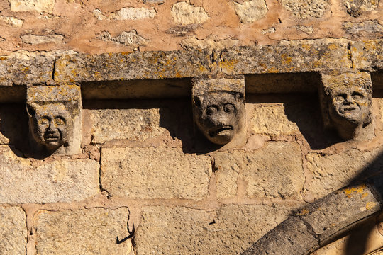 Yssandon (Corrèze, France) - Détail de modillons du portail de l'église Saint Hippolyte