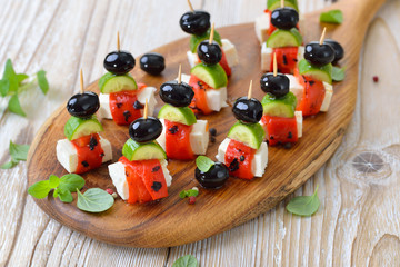 Fingerfood griechisch: Feta-Partyspießchen  mit gegrilltem, eingelegtem Paprika, Snackgurken und...