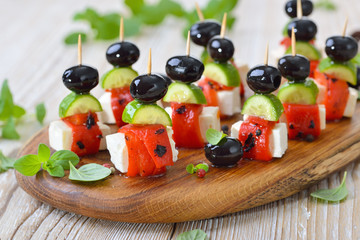 Fingerfood griechisch: Feta-Partyspießchen  mit gegrilltem, eingelegtem Paprika, Snackgurken und...