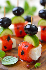 Fingerfood griechisch: Feta-Partyspießchen  mit gegrilltem, eingelegtem Paprika, Snackgurken und...