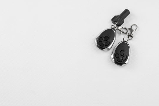 key rings with automatic garage door and alarm opening controls, in different keys, with carabiners and plastic key for motor unlocking