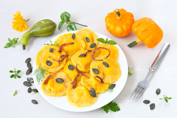 Runde Kürbis- Teigtaschen	