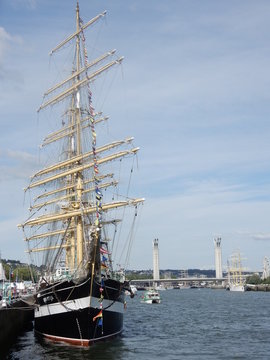 Un voilier avec le pont Flaubert pendant l'Armada &agrave; Rouen en Normandie.