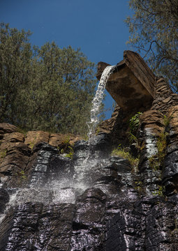 Columnar joints of basalt rock near Huasca de Ocampo in the Mexican state of Hidalgo , a ravine through which water runs from the dam lined by polygonal columns between 30 and 50 metres high