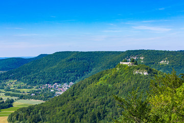 Obraz premium Aussicht auf Bad Urach und die Burg