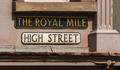 Obraz premium The royal Mille Street name in Edinburgh in Scotland.