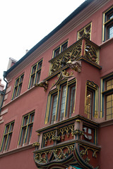 Obraz premium Freiburg im Breisgau, Germany - November 13, 2018: The famous red facade of the Historical Merchants' Hall (Historisches Kaufhaus in german), situated on the Minster Square.