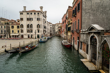 Fototapeta na wymiar Venezianischer Kanal mit Gondeln